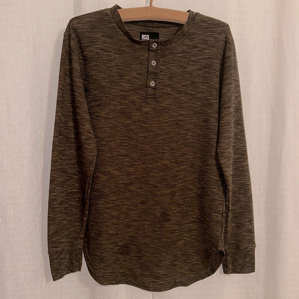 Tilly’s RSQ M Camo Army Green Heathered Long Sleeve Waffle Knit Henley